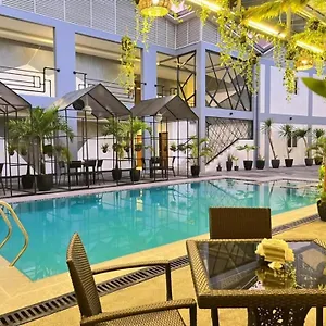 Hotel Halo, Angeles